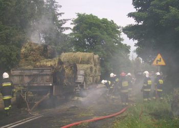 Zapaliła się słoma na przyczepie