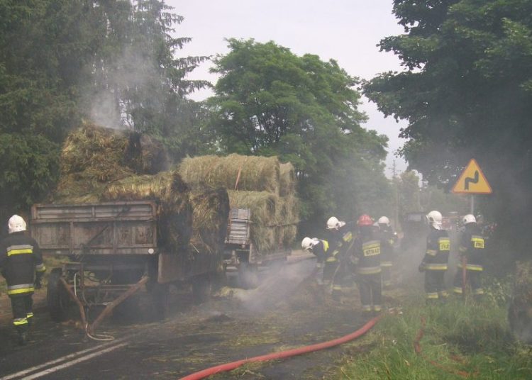 Zapaliła się słoma na przyczepie