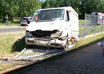 Wypadł z drogi i uderzył w ogrodzenie