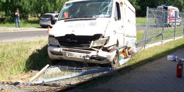 Wypadł z drogi i uderzył w ogrodzenie