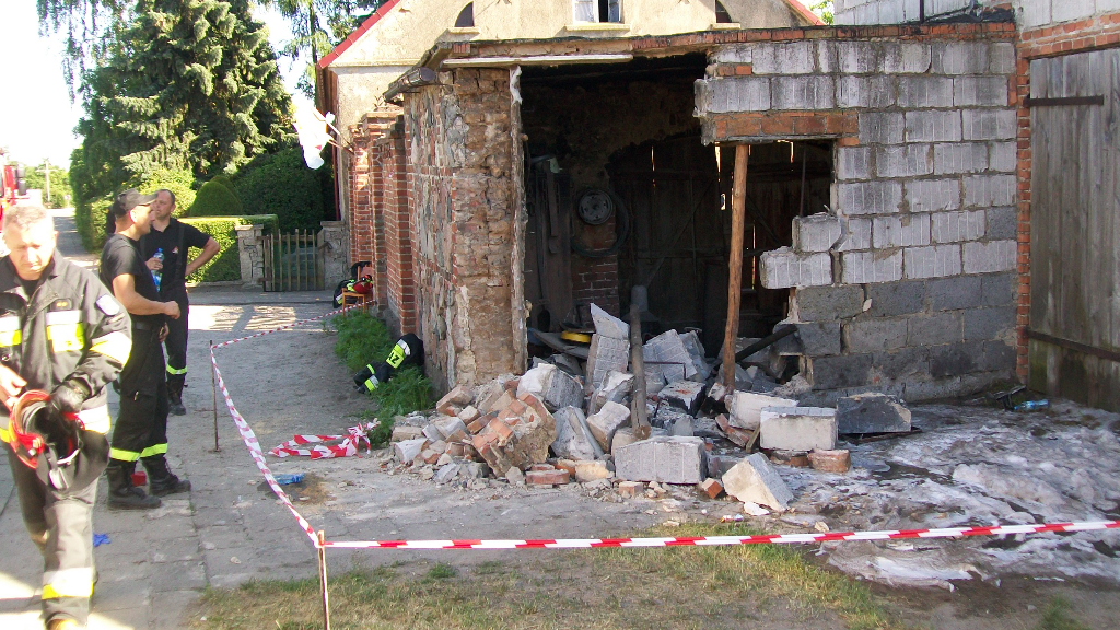 Samochody uderzyły w budynek ZDJĘCIA