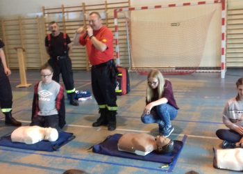 Strażacy w szkole uczą ratować życie