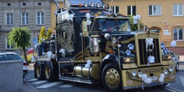 Pojechali do ślubu ciężarówką. I to jaką!