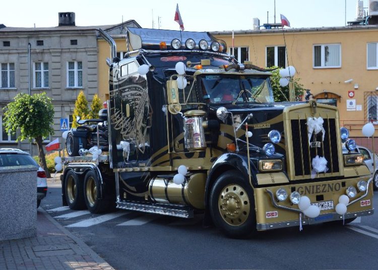 Pojechali do ślubu ciężarówką. I to jaką!