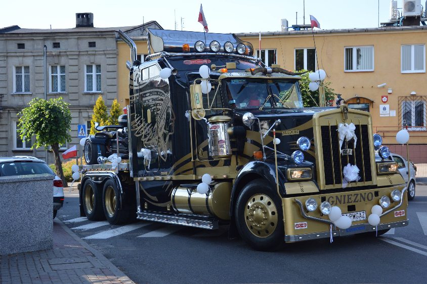 Pojechali do ślubu ciężarówką. I to jaką!