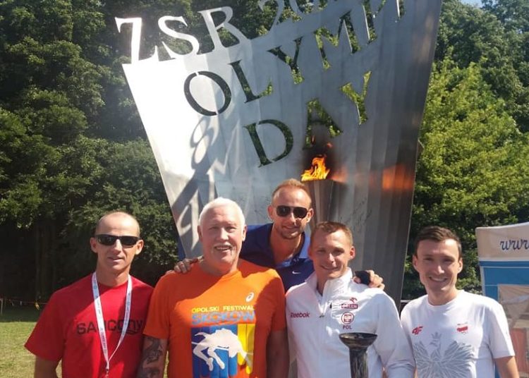 Powierzono mu zapalanie znicza