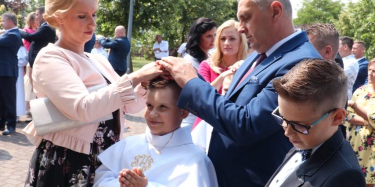 Komunia w Kozalu. Świętowała klasa III g FILM