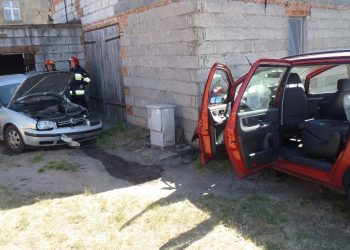 Samochody uderzyły w budynek ZDJĘCIA