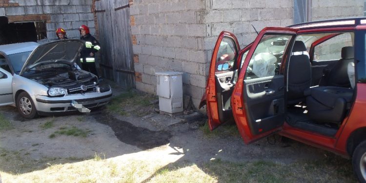 Samochody uderzyły w budynek ZDJĘCIA