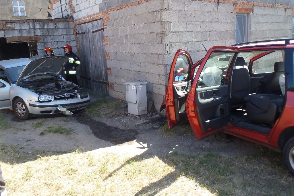 Samochody uderzyły w budynek ZDJĘCIA