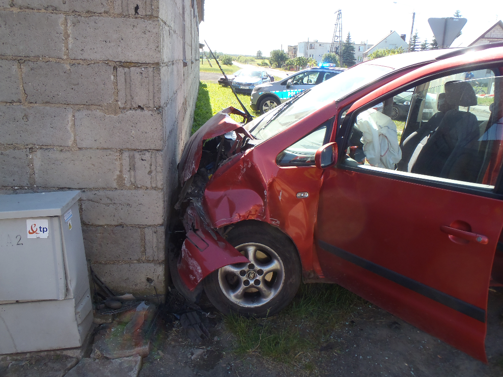 Samochody uderzyły w budynek ZDJĘCIA