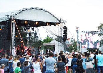 Wydali mniej, a jednak więcej. Kto za rok?