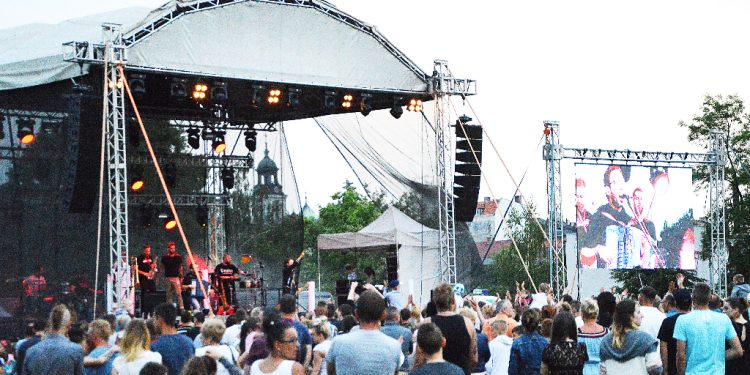 Wydali mniej, a jednak więcej. Kto za rok?