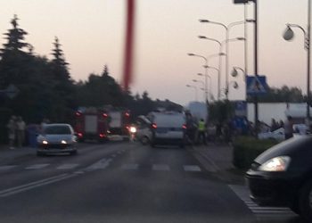 Groźnie koło Lidla. Motocykl zderzył się z samochodem