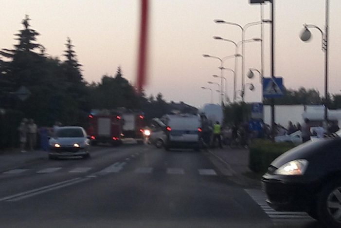 Groźnie koło Lidla. Motocykl zderzył się z samochodem