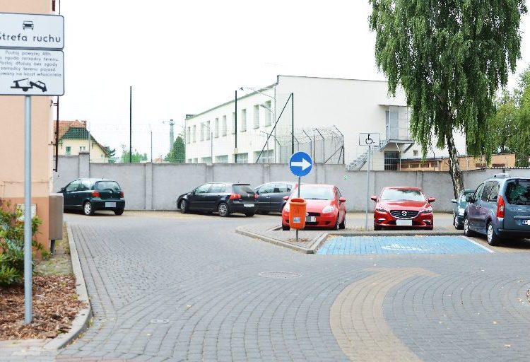 Parkowanie grozi odholowaniem