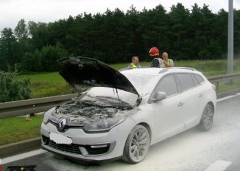 Pożar samochodu na autostradzie A2.