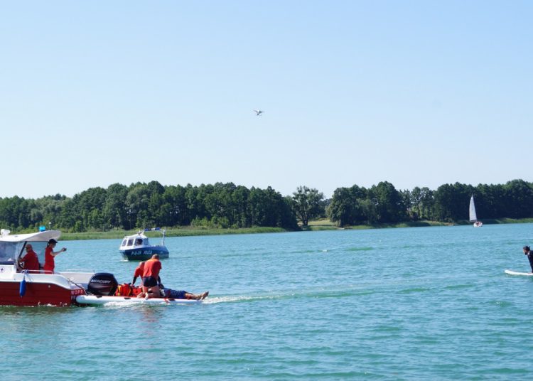 Akcja służb ratunkowych nad jeziorem ZDJĘCIA