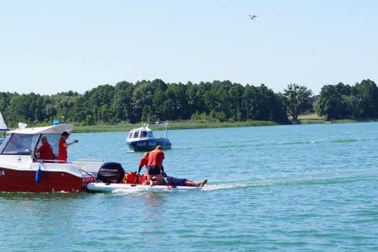 Akcja służb ratunkowych nad jeziorem ZDJĘCIA