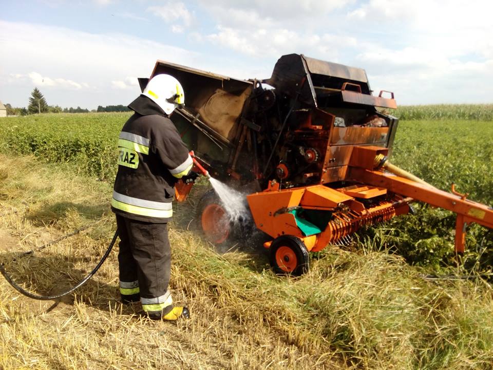 Pożar na polu. Spłonęła prasa ZDJĘCIA
