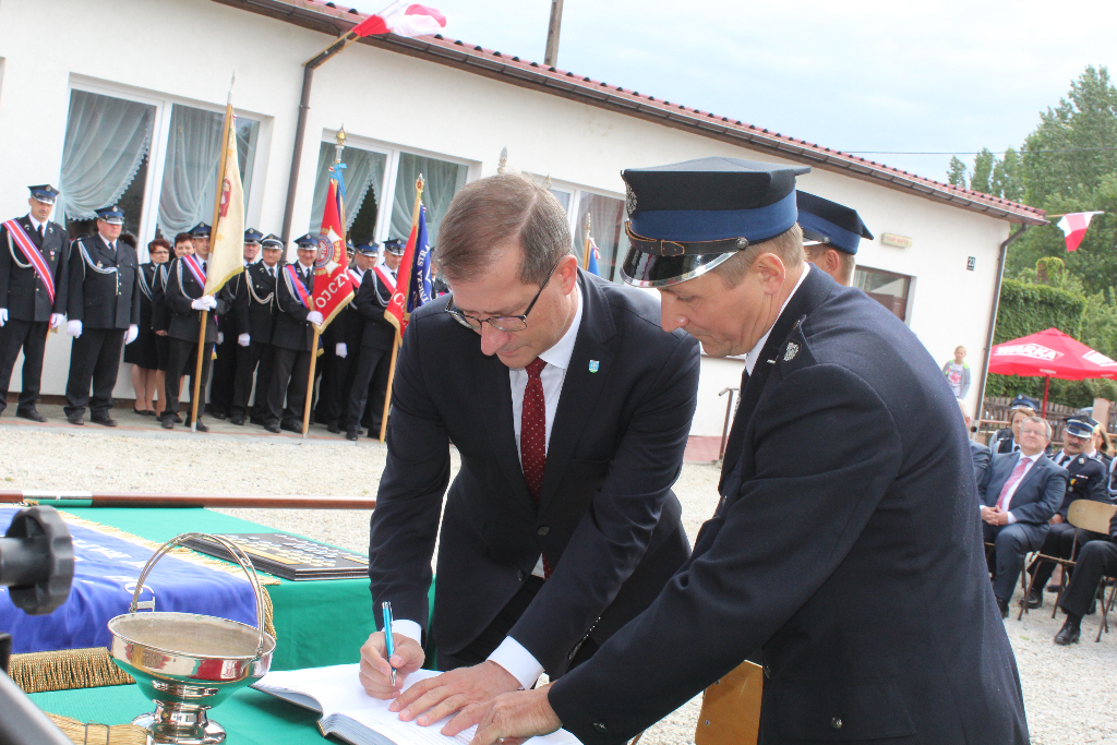 Wręczenie sztandaru w Ratyniu