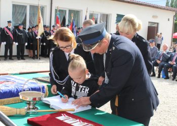 Wręczenie sztandaru w Ratyniu