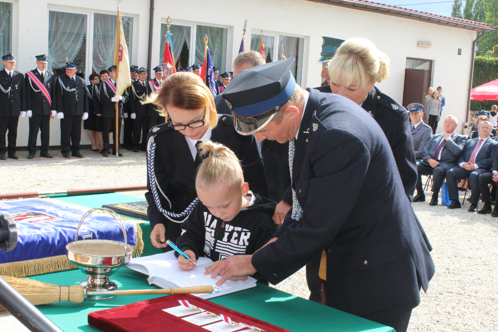 Wręczenie sztandaru w Ratyniu