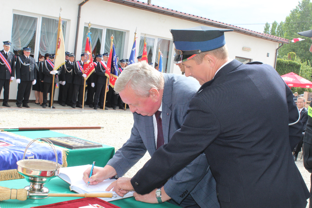 Wręczenie sztandaru w Ratyniu