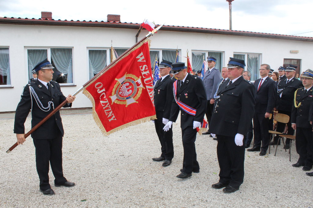 Wręczenie sztandaru w Ratyniu