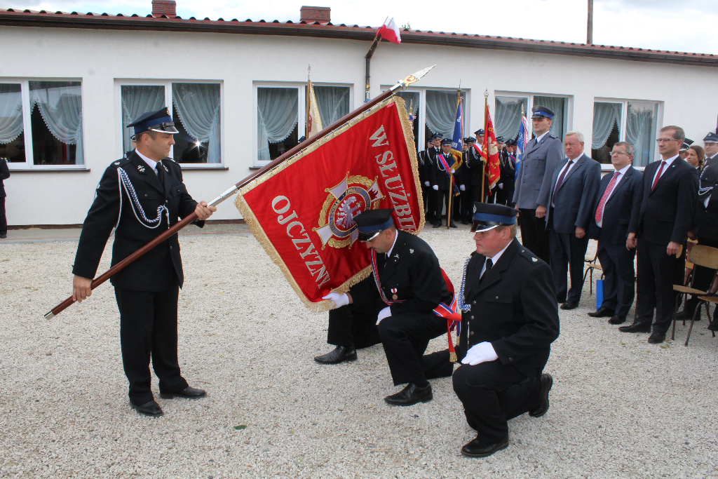 Wręczenie sztandaru w Ratyniu