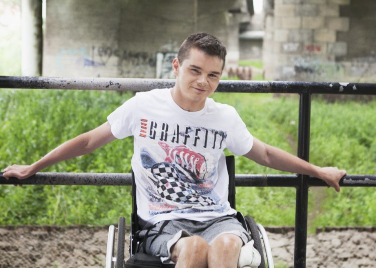 Maciek modlił się o śmierć. Teraz chce żyć pełnią życia! [FILM]