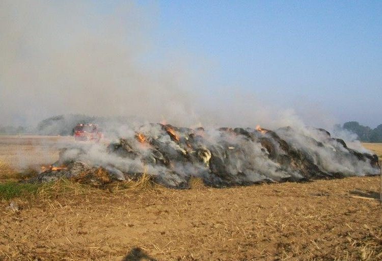 Pożar stogu siana