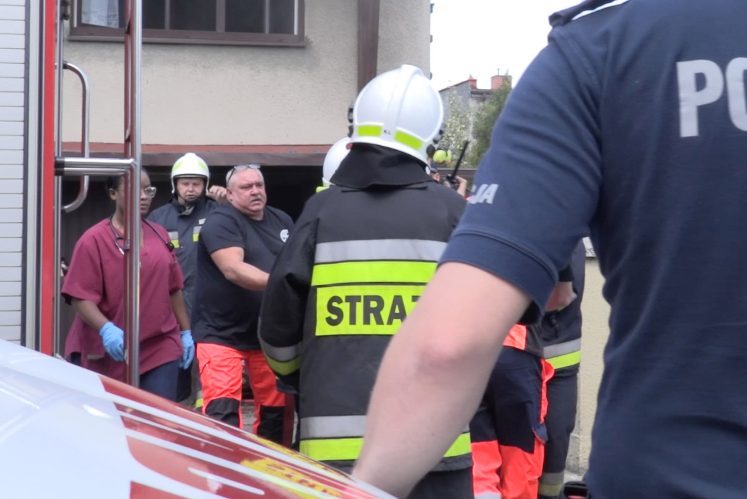 Uratowali mężczyznę z pożaru domu