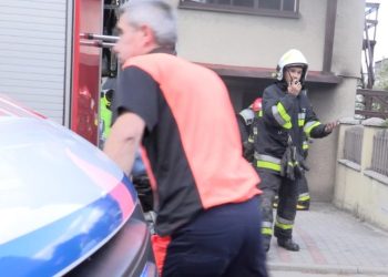 Leżał w objętej pożarem piwnicy. Uratowali go strażacy FILM