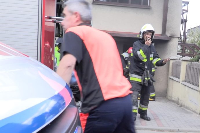 Leżał w objętej pożarem piwnicy. Uratowali go strażacy FILM