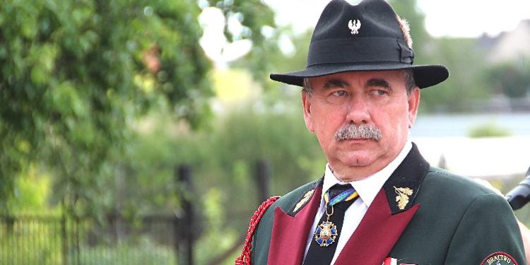 Bractwo zamiast polityki