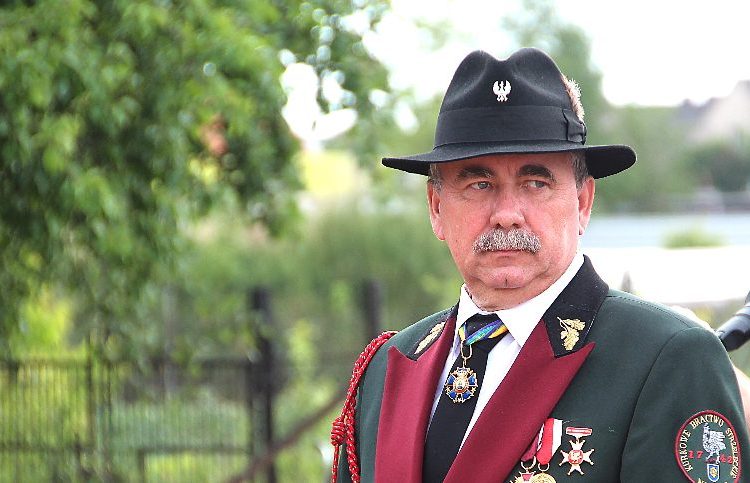 Bractwo zamiast polityki