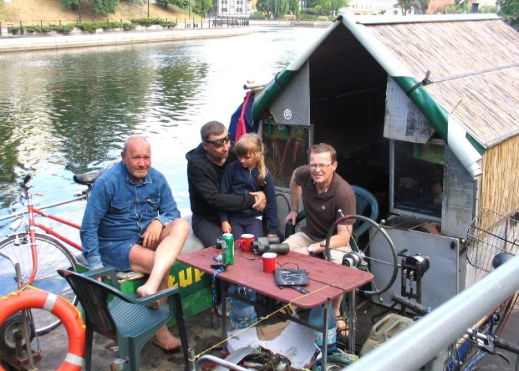 W półtora miesiąca przepłynęli kraj tratwą