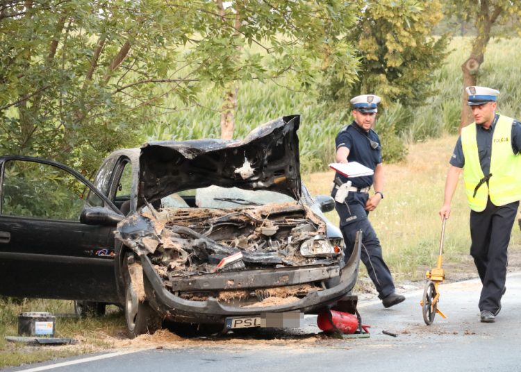 Wjechał w tył kombajnu. Auto się zapaliło FILM