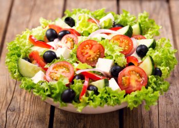 Jakie sałatki sprawdzą się podczas domówki?