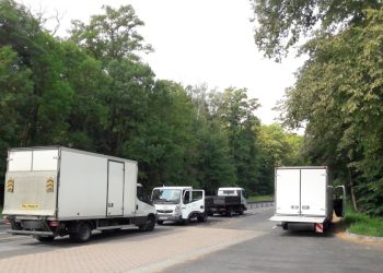 Wlepiali mandaty za przeładowane busy