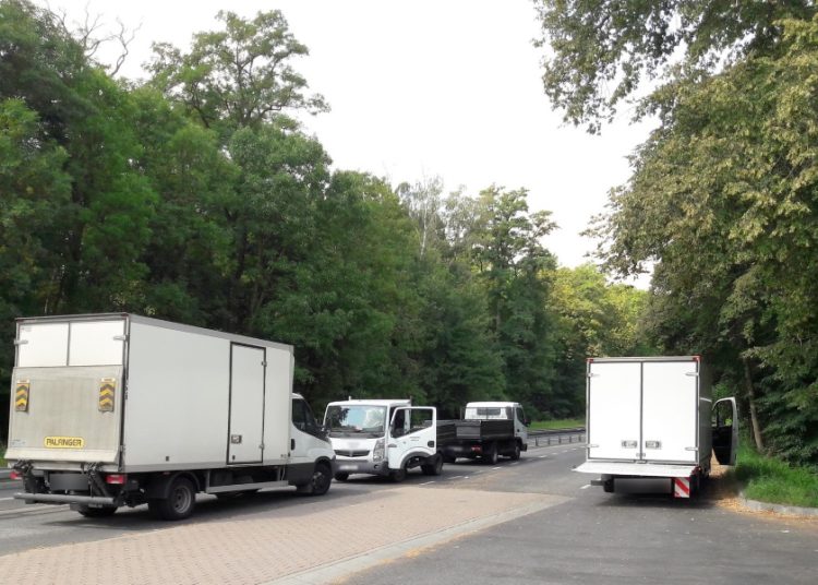 Wlepiali mandaty za przeładowane busy