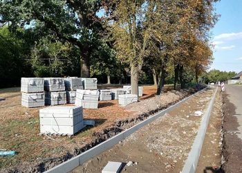 Budują chodnik w Stawie