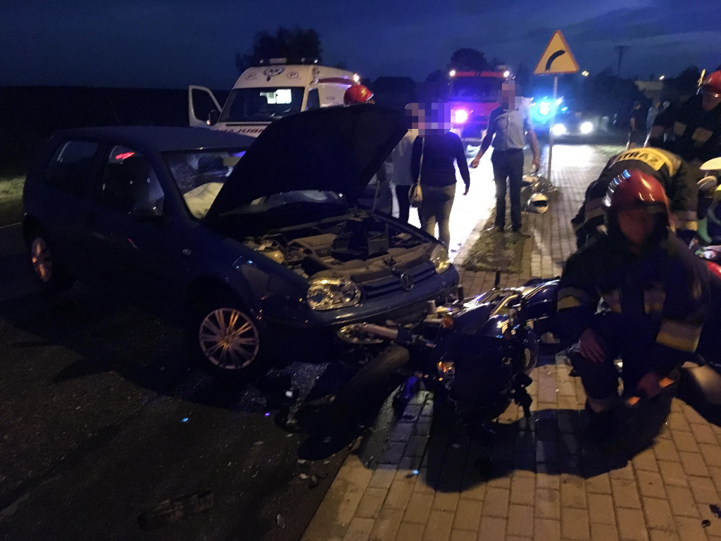 Koszuty: Golf zderzył się z motocyklem ZDJĘCIA