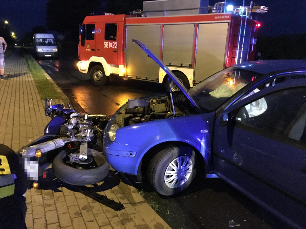 Koszuty: Golf zderzył się z motocyklem ZDJĘCIA
