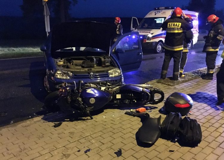Koszuty: Golf zderzył się z motocyklem ZDJĘCIA