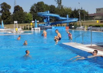 Ponad 40 osób pojechało z MOSiRem na basen