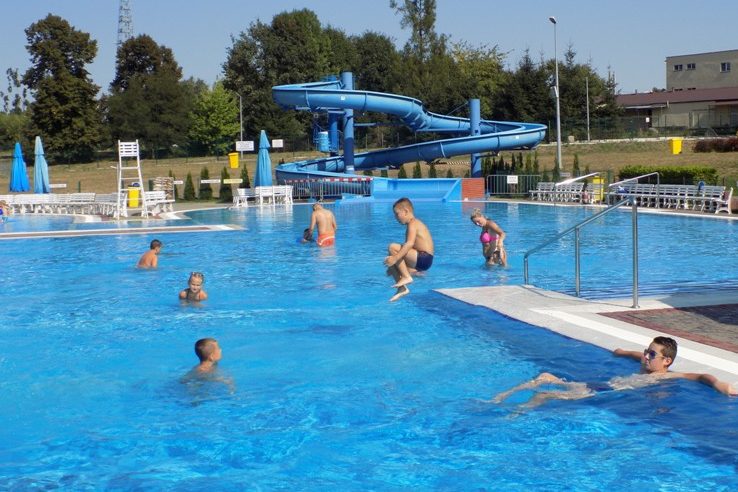 Ponad 40 osób pojechało z MOSiRem na basen