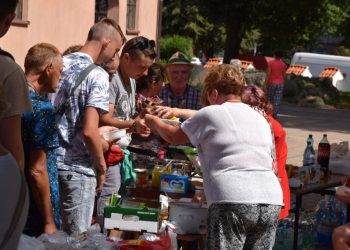 Pielgrzymi w drodze do Częstochowy zatrzymali się w Słupcy [FILM]