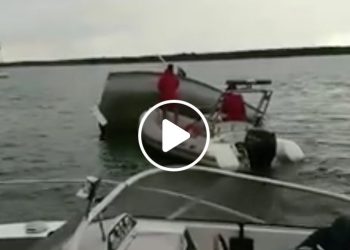 Wywrotka żaglówki, 4 osoby w wodzie. Zobacz film